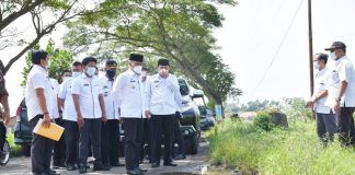 Wali Kota Metro Tinjau Langsung Jalan-jalan yang Rusak di Metro Selatan dan Timur Wali Kota Wahdi Meninjau Lokasi Jalan di Metro Selatan dan Timur