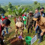 Hari Bakti Rimbawan Ke 38 Tahun 2021 Dipusatkan di Kecamatan Tompo Bulu Maros Wakil Bupati Maros Hj Suhartina Menanam Pohon Didampingi Camat Tompobulu