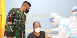 Danlanud Silas Papare Dampingi Tokoh Masyarakat Melaksanakan Vaksinasi Covid 19 Komandan Lanud Silas Papare Marsekal Pertama TNI Budhi Achmadi meninjau dan mendampingi pelaksanaan Serbuan Vaksinasi TNI bagi Prajurit, Tokoh Masyarakat dan Tokoh Agama di wilayah Jayapura, Papua, Selasa (18/03).