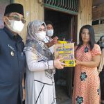 Bupati Kabupaten Tanjab Barat Turun Langsung untuk Berikan Bantuan Kepada Lansia Bupati Kabupaten Tanjab Barat Turun Langsung untuk Berikan Bantuan Kepada Lansia