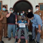 Warga Desa Teluk Pengkah Kecamatan Tebing Tinggi Terima Bantuan Kursi Roda dari Bupati KH. Drs. Anwar Sadat M.Ag