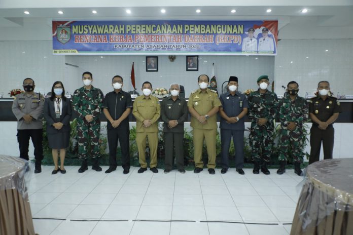 Forkopimda Asahan saat berfoto bersama usai Musrenbang yang digelar di Aula Melati Kantor Bupati Asahan, Selasa (30/3/2021). (Foto: Istimewa)
