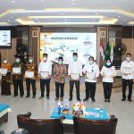 Muhammad Rudi dan Amsakar Achmad Terima Penghargaan Insan Peduli Zakat