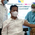 Setelah Divaksinasi, Muhammad Rudi Ingatkan Karyawan di Lingkungan BP Batam Tetap Jaga Prokes