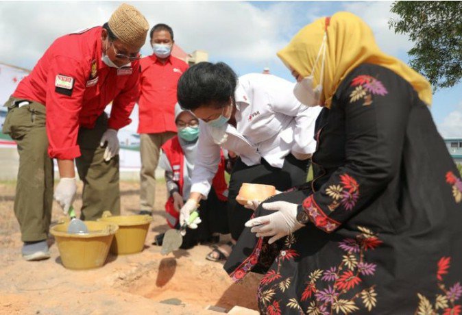Wakil Gubernur Kepulauan Riau Hj Marlin Agustina melakukan peletakan batu pertama sebagai tanda dimulainya pembangunan Gudang PMI Kepri | Foto : Istimewa
