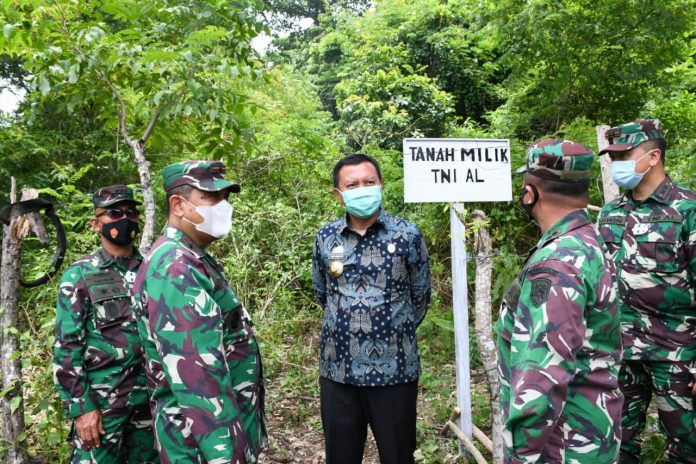 Pemerintah Kabupaten Kepulauan Selayar Berikan Sertifikat Tanah Hibah untuk TNI AL Makassar
| Foto : Istimewa