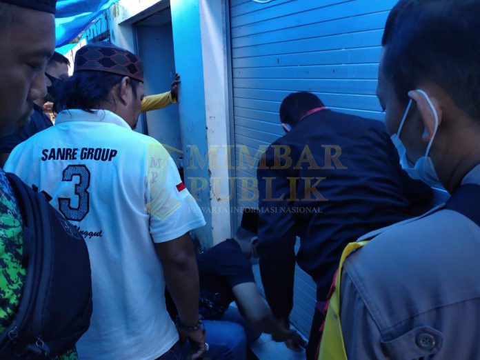 Eksekusi pengosongan kios di Kompleks Pasar Bulu-Bulu yang dilakukan oleh Kepala Pasar Bulu-Bulu berakhir dengan eksekusi pengosongan kios, Minggu (25/04/2021). (Foto: MIMBARPUBLIK/nur)