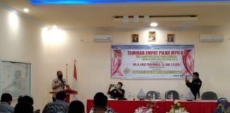Anggota MPR RI Ajiep Padindang Gelar Seminar Empat Pilar Bersama Karang Taruna di SMK Negeri 2 Kabupaten Pinrang Seminar Empat Pilar MPR RI Bersama Anggota MPR RI Adjiep Padindang (Tengah) Bekerjasama dengan Karang Taruna Kabupaten Pinrang