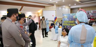 Vaksinasi Massal di Manado, Kapolri Tinjau Langsung Pelaksanaan Vaksinasi Massal di Manado, Kapolri Tinjau Langsung Pelaksanaan