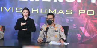 Polri Kerahkan Mobil Dapur Umum, Logistik, Kapal hingga Perahu Karet Bantu Korban Banjir NTT Kadiv Humas Polri Irjen Pol Argo Yuwono