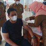 Vaksinator Puskesmas Kecamatan Mandai Lakukan Vaksinasi di Lembaga Pembinaan Khusus Anak (LPKA) Kelas II Maros Tubagus Chaidir Kepala Lembaga Pembinaan Khusus Anak (LPKA) Kelas ll Maros, Saat Divaksin oleh Vaksinator Puskesmas Kecamatan Mandai