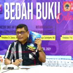 “Mutiara Nusantara, Akankah Kembali Bersinar” Karya Danlantamal VI Jadi Topik Pembahasan Diacara Bedah Buku Komandan Lantamal VI (Danlantamal VI) Laksamana Pertama TNI Dr. Benny Sukandari, S.E., M.M., CHRMP, Saat Menjelaskan Karyanya Dalam Kegiatan Bedah Buku Online Via Zoom