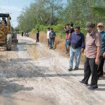 Bupati Tanjung Jabung Barat Tinjau Lokasi Perbaikan Jalan yang Sudah Lama Rusak di Kecamatan Kuala Betara