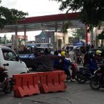 Seorang Anggota Polisi Terlihat Mengatur Arus Kemacetan Lalu Lintas Sendirian di Depan SPBU Maros Riswan Anggota Polisi Yang Mengatur Lalu Lintas di Depan SPBU Patung Kuda Kabupaten Maros