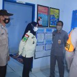 Kades Sudirman Lenny Marlina, Sambut Tim Kemenko Polhukam di Balla Ewako Desa Sudirman Lenni Marlina, S,E Kepala Desa Sudirman (Kanan) & Tim Kemenko Polhukam (Kiri) Saat Berdiskusi sambil melihat ruangan balla ewako desa sudirman kecamatan tanralili kabupaten maros sulawesi selatan (Foto : Nur Fajriansyah)