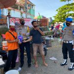 Hari ke Lima Giat Operasi Keselamatan 2021, Kasat Lantas Polres Gowa Sasar Pengunjung Pasar Sungguminasa Kasat Lantas Polres Gowa Saat Menyerahkan Pamplet Kepada Warga di Pasar Sungguminasa Kabupaten Gowa