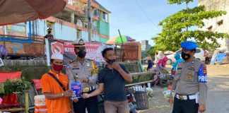 Hari ke Lima Giat Operasi Keselamatan 2021, Kasat Lantas Polres Gowa Sasar Pengunjung Pasar Sungguminasa Kasat Lantas Polres Gowa Saat Menyerahkan Pamplet Kepada Warga di Pasar Sungguminasa Kabupaten Gowa
