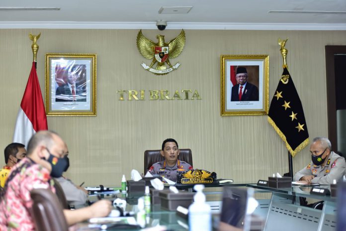 Kapolri Jenderal Listyo Sigit Prabowo saat melakukan audiensi dengan Kepala Satuan Kerja Khusus Pelaksana Kegiatan Usaha Hulu Minyak dan Gas Bumi (SKK Migas) Dwi Soetjipto, Jumat (16/4/2021). (Foto: Istimewa)