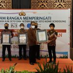 Wah! Kapolresta Barelang Terima Kak Seto Award dan Pencatat Prestasi Polisi Selebriti