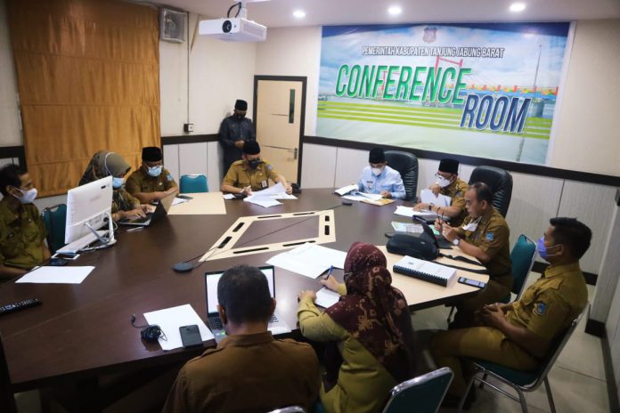 Bupati Kabupaten Tanjung Jabung Barat hadiri Eskpose Rancangan Awal RPJMD di Ruangan Rapat Kantor Bupati Tanjab Barat, Senin (19/04/2021). (Foto: Istimewa)