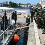 Wakil Kepala Staff AL Kunjungi KRI Dan KAL Lantamal VI Makassar Komandan Lantamal VI Makassar Laksamana Pertama TNI Dr. Benny Sukandari, S.E., M.M., CHRMP Damping Wakil Kepala Staf Angkatan Laut Laksamana Madya TNI Ahmadi Heri Purwono, S.E., M.M Saat Mengunjungi KRI & KRL. ( Foto : Nur Fajriansyah/ Mimbarpublik.com)