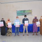 Masyarakat Desa Sudirman Terima Manfaat Bantuan Langsung Tunai Dana Desa Tahun Anggaran 2021 Penyaluran Manfaat Bantuan Langsung Tunai Dana Desa Tahun Anggaran 2021 di Desa Sudirman Kecamatan Tanralili Kabupaten Maros ( Foto : Nur Fajriansyah )