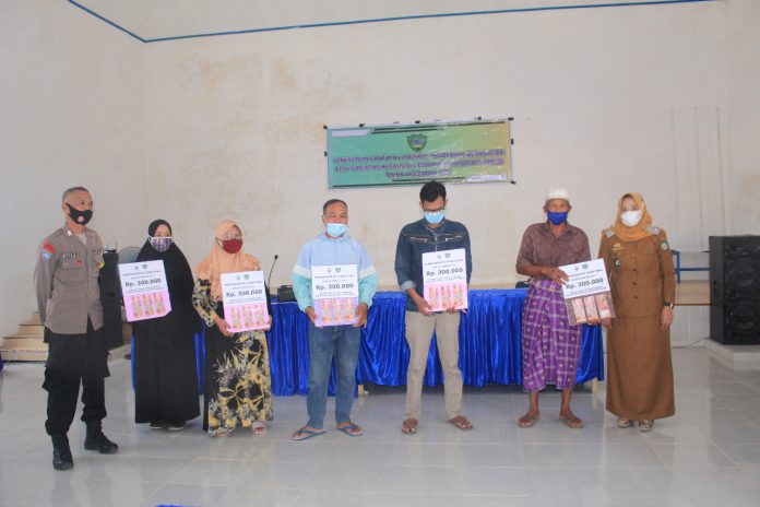 Penyaluran Manfaat Bantuan Langsung Tunai Dana Desa Tahun Anggaran 2021 di Desa Sudirman Kecamatan Tanralili Kabupaten Maros ( Foto : Nur Fajriansyah ) Penyaluran Manfaat Bantuan Langsung Tunai Dana Desa Tahun Anggaran 2021 di Desa Sudirman Kecamatan Tanralili Kabupaten Maros ( Foto : Nur Fajriansyah )