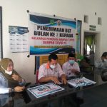 Pemdes Minasa Baji Kecamatan Bantimurung Salurkan BLT ke Masyarakat Desa Minasa Baji Penerimaan Bantuan Lansung Tunai di Aula Kantor Desa Minasa Baji Kecamatan Bantmurung Kabupaten Maros ( Foto : Nur Fajriansyah )