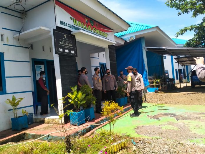 Brigjen Pol Herri Dahana dan Rombongan Saat Mengunjungi Balla Ewako Desa Sudirman Kecamatan Tanralili Kabupaten Maros ( Foto : Nur Fajriansyah ) Brigjen Pol Herri Dahana dan Rombongan Saat Mengunjungi Balla Ewako Desa Sudirman Kecamatan Tanralili Kabupaten Maros ( Foto : Nur Fajriansyah )
