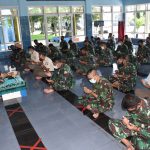 Lantamal VI Gelar Doa Bersama Untuk Keselamatan KRI Nanggala-402 Komandan Lantamal VI (Danlantamal VI) Makassar Laksamana Pertama TNI Dr. Benny Sukandari, S.E., M.M., CHRMP Saat Melakukan Doa Bersama Keselamatan KRI Nanggala-402 ( Foto : Nur Fajriansyah)
