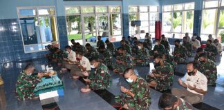 Lantamal VI Gelar Doa Bersama Untuk Keselamatan KRI Nanggala-402 Komandan Lantamal VI (Danlantamal VI) Makassar Laksamana Pertama TNI Dr. Benny Sukandari, S.E., M.M., CHRMP Saat Melakukan Doa Bersama Keselamatan KRI Nanggala-402 ( Foto : Nur Fajriansyah)