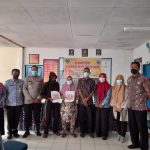 Pemdes Pattontongan Kecamatan Mandai Salurkan Bantuan Langsung Tunai Tahap Dua Pemerintah Desa Pattontongan dan Camat Mandai Beserta Kapolsek Mandai Saat Menyalurkan BLT di Aula Kantor Desa Pattontongan Kecamatan Mandai Kabupaten Maros Provinsi Sulawesi Selatan ( Foto : Nur Fajriansyah )