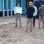 Kantor Desa Teluk Sebong di Segel Perangkat Desa dan Warga Aksi Orasi Perangkat Desa dan Warga di Kantor Desa Teluk Sebong
