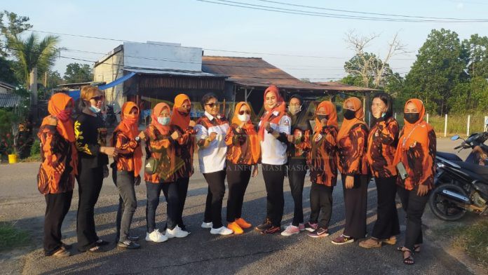 Kegiatan Srikandi DPC Kabupaten Bintan beserta Unit Kerja (UK) Kecamatan Teluk Sebong melakukan kegiatan menjemput berkah di bulan suci Ramadan, Minggu (25/4/2021). (Foto: MIMBARPUBLIK/juliansyah)