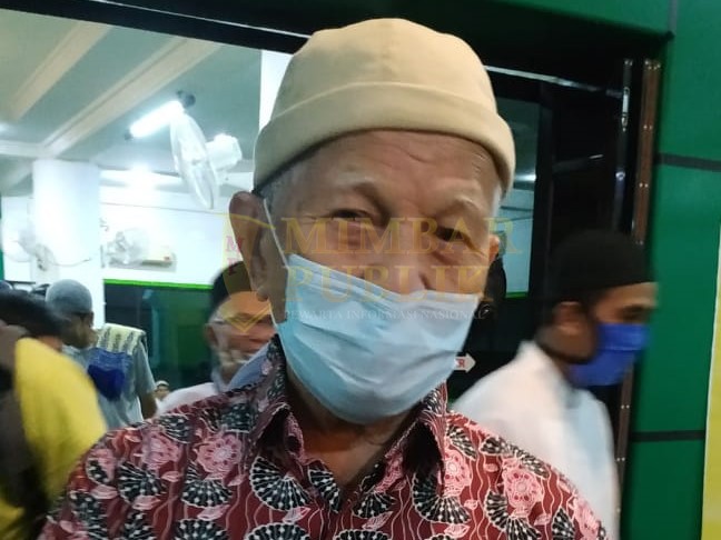 Tokoh Agama Tanjung Uban, H. Ahmad Umari, saat keluar dari Masjid At-Taqwa usai melaksanakan Sholat Tarawih. (Foto: MIMBARPUBLIK/juliansyah)