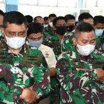 Lantamal VI Gelar Shalat Gaib dan Doa Bersama untuk 53 Prajurit KRI Nanggala 402 Komandan Lantamal VI (Danlantamal VI) Laksamana Pertama TNI Dr. Benny Sukandari, S.E., M.M., CHRMP Saat Melakukan Sholat Ghaib di Masjid Jamiatul Bahari Mako Lantamal Vl Makassar. ( Foto : Nur Fajriansyah )