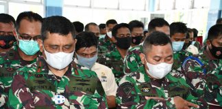 Lantamal VI Gelar Shalat Gaib dan Doa Bersama untuk 53 Prajurit KRI Nanggala 402 Komandan Lantamal VI (Danlantamal VI) Laksamana Pertama TNI Dr. Benny Sukandari, S.E., M.M., CHRMP Saat Melakukan Sholat Ghaib di Masjid Jamiatul Bahari Mako Lantamal Vl Makassar. ( Foto : Nur Fajriansyah )