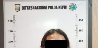 Simpan Sabu 212 Gram, Pria Ini Ditangkap Polisi Ditresnarkoba Polda Kepri mengamankan seorang laki – laki berinisial MH karena membawa, memiliki, dan menyimpan Narkotika Jenis Kristal Bening diduga Sabu sekira seberat 212,07 gram.
