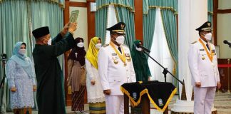 Gubernur Kepri Lantik Aunur Rapiq dan Anwar Hasyim Menjadi Bupati dan Wakil Bupati Karimun Gubernur Kepri Lantik Aunur Rapiq dan Anwar Hasyim Menjadi Bupati dan Wakil Bupati Karimun