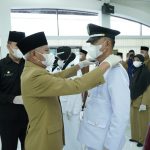 Bupati Surya Lantik dan Ambil Sumpah Pejabat Administrator dan Pengawas Bupati Asahan H Surya BSc saat melantik Pejabat administrator dan Pengawas di Aula Melati Kantor Bupati Asahan, Selasa 27 April 2021.