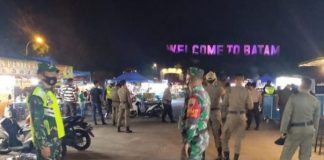 Tim Terpadu Datangi 15 Lokasi, Teggakkan Protkes dan Aturan Buka Tutup THM Tim Terpadu Kota Batam mendatangi 15 lokasi dalam razia kepatuhan protokol kesehatan dan kepatuhan terkait buka tutup Tempat Hiburan Malam (THM), Rabu (28/4/2021) malam.