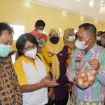 Wakil Wali Kota Metro Hadiri Operasi Pasar Murah Bersubsidi di Balai Kelurahan Mulyojati Qomaru Zaman Saat Hadiri Operasi Pasar Murah Bersubsidi Menjelang Hari Raya Idulfitri di Balai Kelurahan Mulyojati