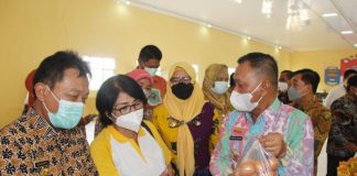 Wakil Wali Kota Metro Hadiri Operasi Pasar Murah Bersubsidi di Balai Kelurahan Mulyojati Qomaru Zaman Saat Hadiri Operasi Pasar Murah Bersubsidi Menjelang Hari Raya Idulfitri di Balai Kelurahan Mulyojati