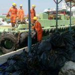 Perduli Lingkungan, Babinsa Koramil 04/KSbersama Tri Pilar Monitoring Penanganan Limbah B3 Oil Spill di Pesisir Pantai Kepulauan Seribu Babinsa Koramil 04/KSbersama Tri Pilar Monitoring Penanganan Limbah B3 Oil Spill di Pesisir Pantai Kepulauan Seribu