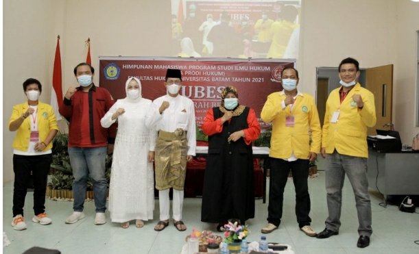 Wakil Walikota Batam, Amsakar Achmad bersama istri menghadiri Hima Prodi Fakultas Hukum UNIBA | Foto : Istimewa