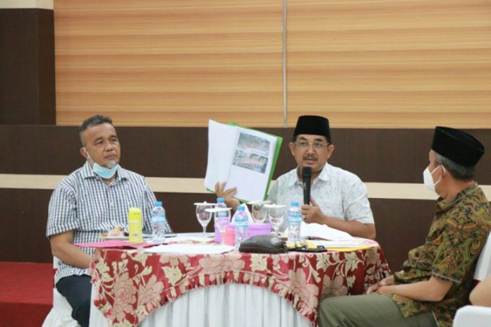 Bupati Tanjung Jabung Barat, KH Drs Anwar Sadat saat Rakor pengaduan masyarakat terhadap PT PWS | Foto : Istimewa