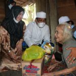Bupati Didampingi Wabup Tanjab Barat Kunjungi dan Beri Bantuan Nenek Sapniah