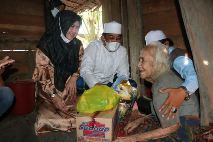 Bupati dan Wakil Bupati Tanjung Jabung Barat kunjungi dan memberikan bantuan kepada nenek Sapniah | Foto : Istimewa