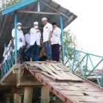 Bupati dan Wabup Tanjab Barat Minta Kadis Perkim Gunakan Dana yang Ada untuk Perbaikan Jembatan