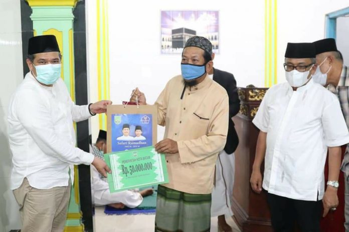 Sekretaris Daerah (Sekda) Kota Batam, Jefridin Hamid saat safari ramadan di Masjid Babussalam Sei Lekop, Sagulung